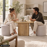 Tavolino Nestup in legno chiaro con piano rotondo in un ambiente living di hjh LIVING