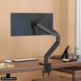 Supporto per monitor VM-MG1S nero con braccio articolato e fissaggio al tavolo di hjh OFFICE (immagine generata dall’IA)