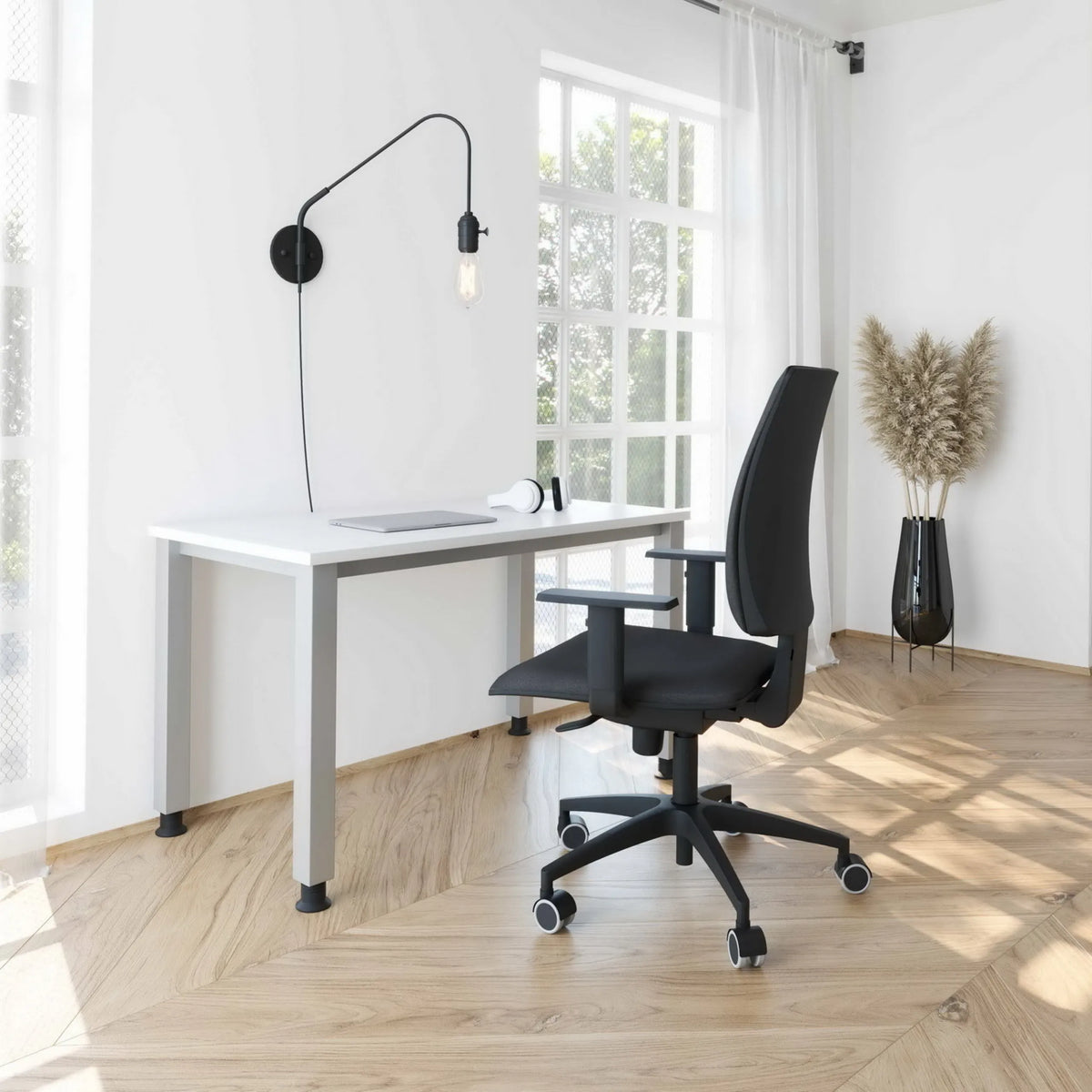 Scrivania regolabile in altezza HILO 612 S in bianco e argento con una sedia da ufficio nera di hjh OFFICE PRO