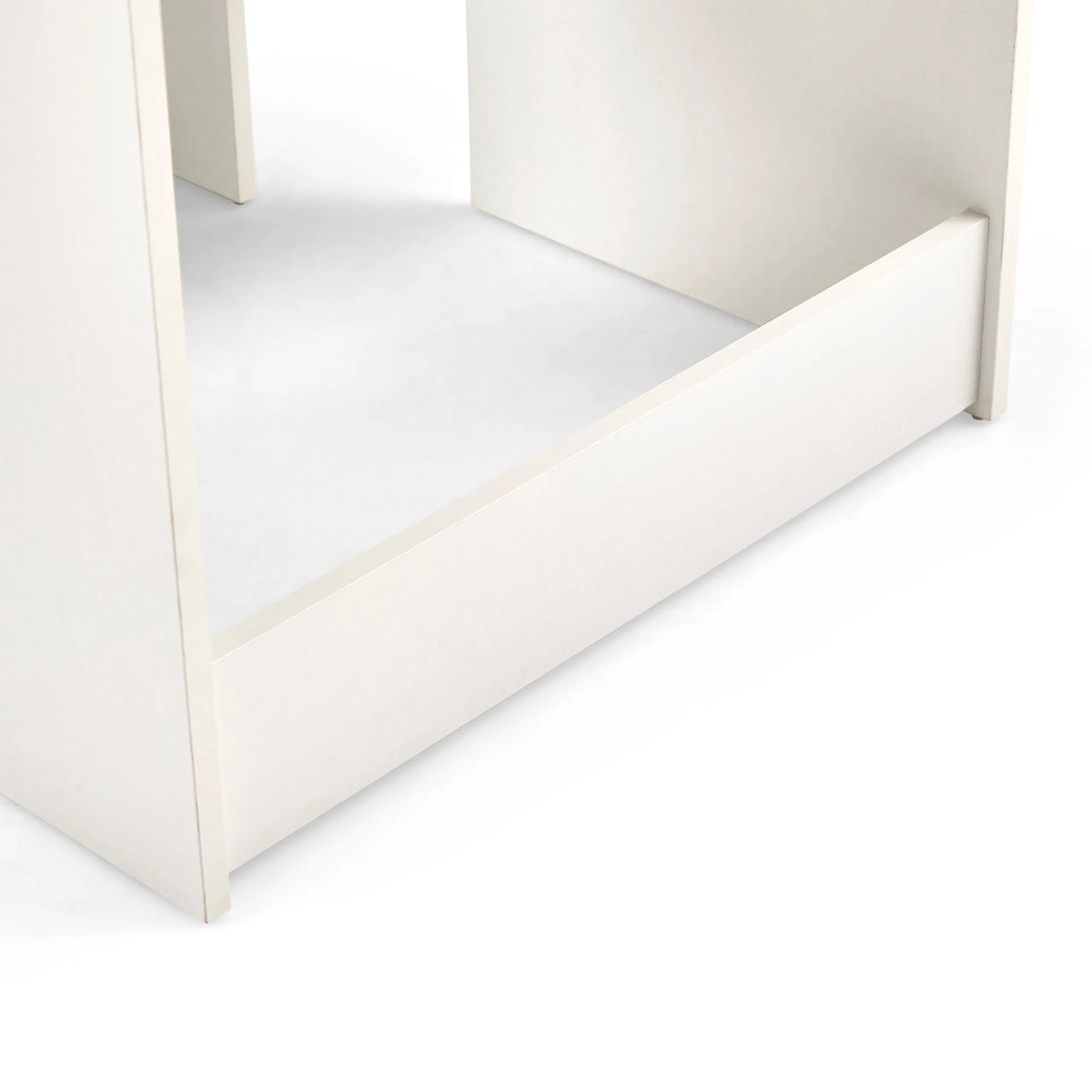 Untere Ecke und Bodenplatte eines weißen Möbelstücks Glamdesk von hjh LIVING