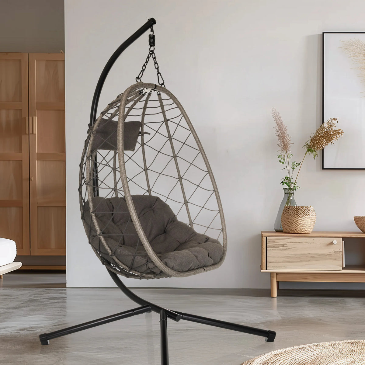 Sedia sospesa COCOVA con imbottitura grigia e struttura nera di hjh LIVING
