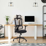 Schwarzer Homeoffice-Bürostuhl ERGOMY mit Netzrückenlehne und Armlehnen an einem Schreibtisch von MyBuero