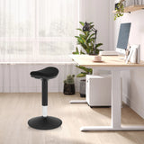 Ausilio per la posizione eretta BALANCE SIT I B nero con base rotonda e seduta imbottita in un ufficio luminoso di hjh OFFICE