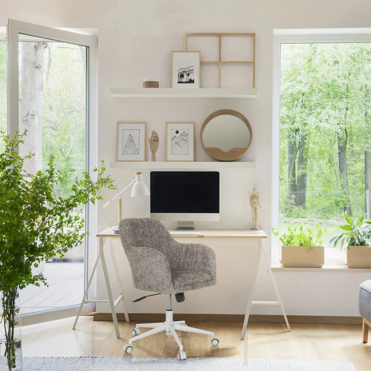 Sedia Home Office SOLAO HOME in grigio con rivestimento in tessuto e base bianca a una scrivania di hjh LIVING