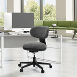 Sedia Home Office SITMOTION B grigia con rotelle davanti a una scrivania bianca in un ufficio luminoso di hjh OFFICE