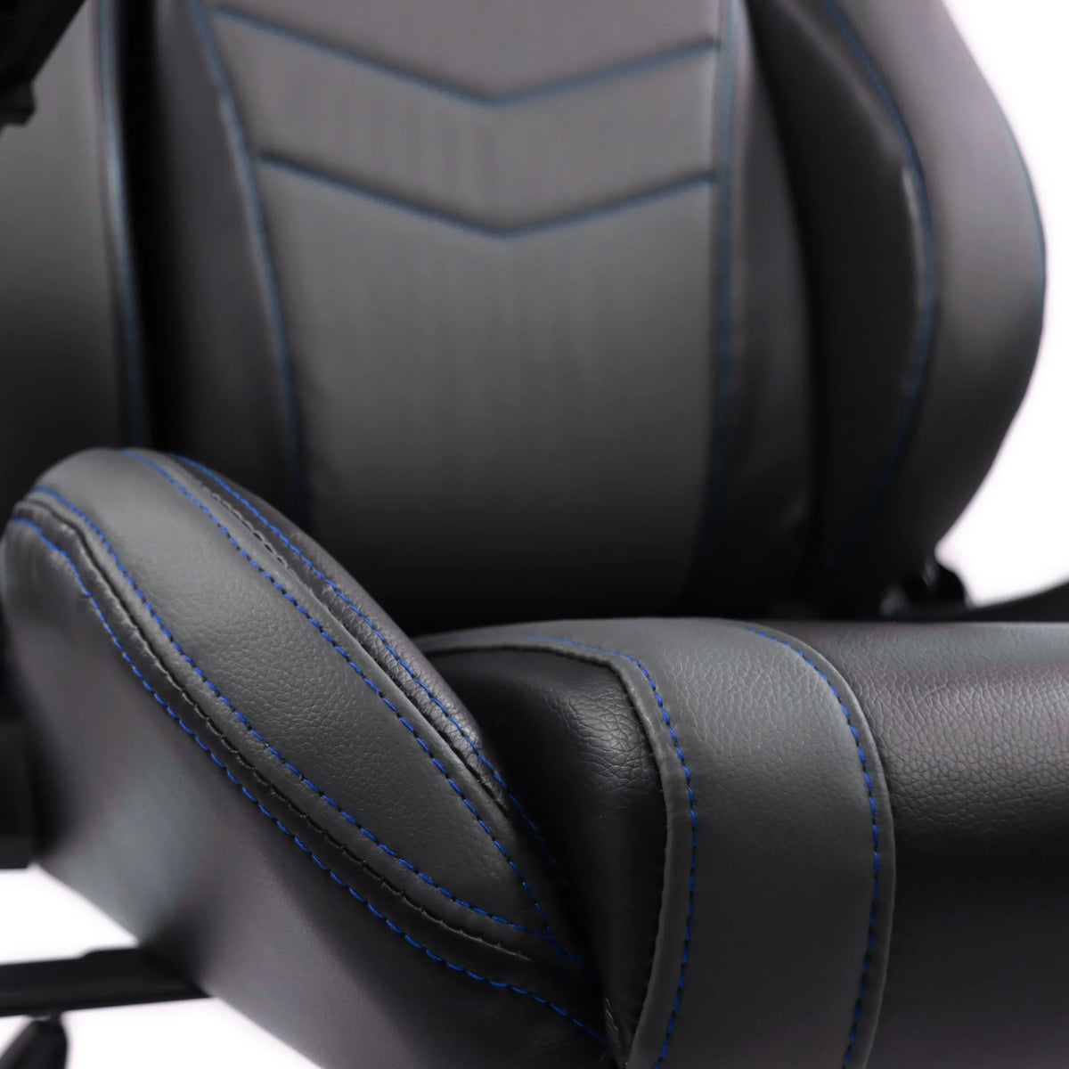 Bracciolo e schienale imbottiti della Sedia da gaming GAMEBREAKER POLARYS I in grigio con cuciture blu di hjh OFFICE
