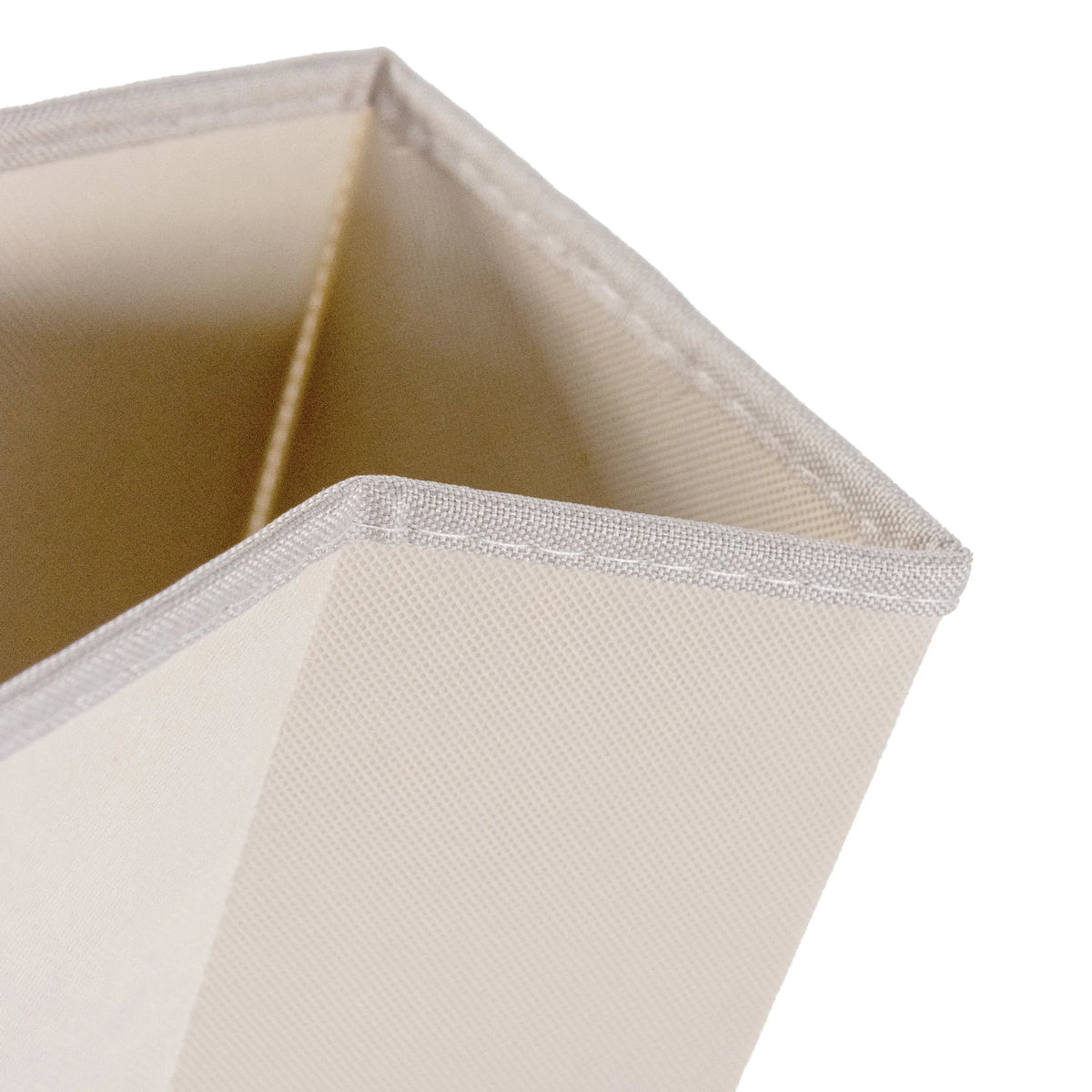 Bordo in tessuto trapuntato e vista interna di un vano della cassettiera FOLDRESS S in beige di hjh LIVING