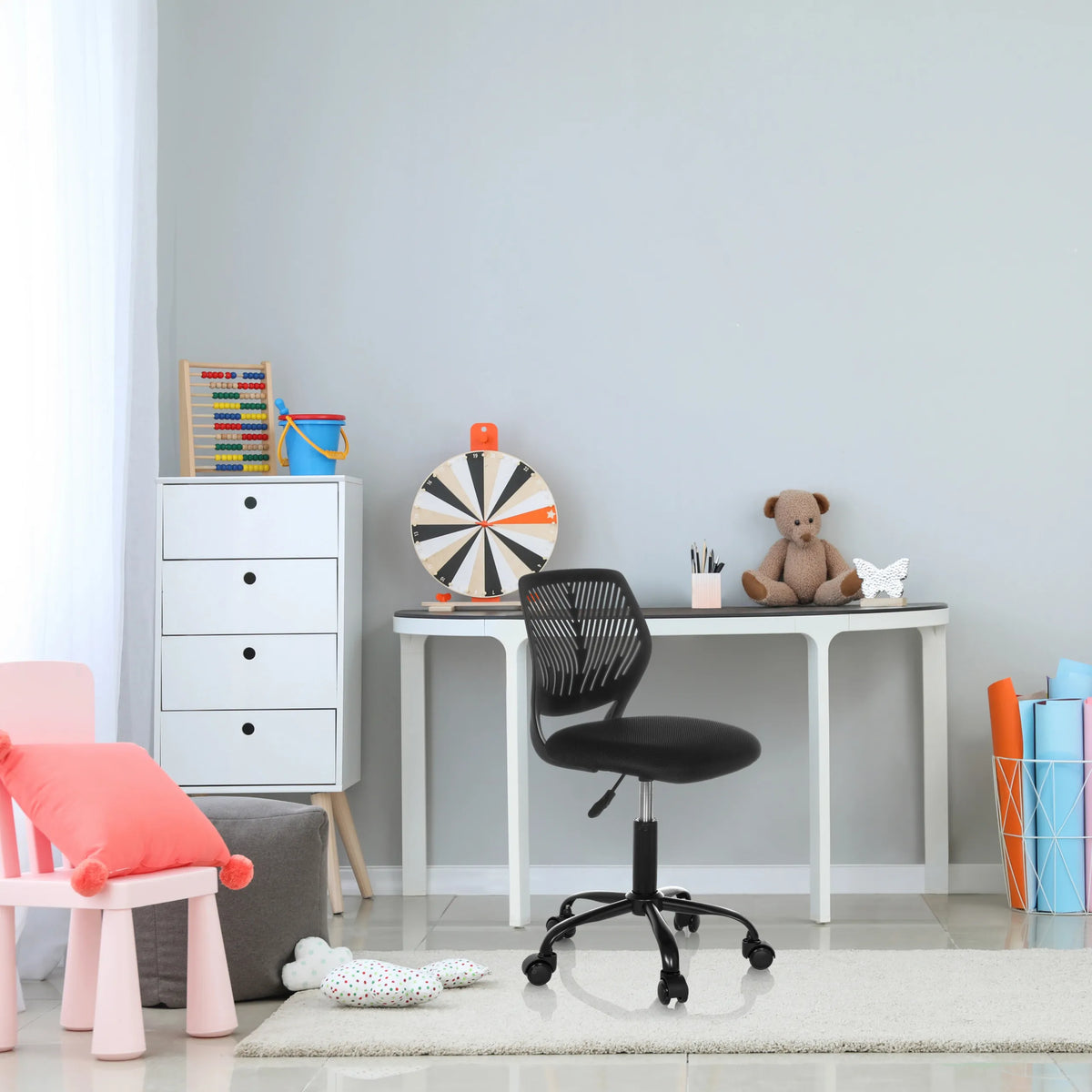 Sedia girevole per bambini KID QB nera con schienale in rete e rotelle a una scrivania bianca di hjh OFFICE