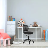 Sedia girevole per bambini KID QB nera con schienale in rete e rotelle a una scrivania bianca di hjh OFFICE