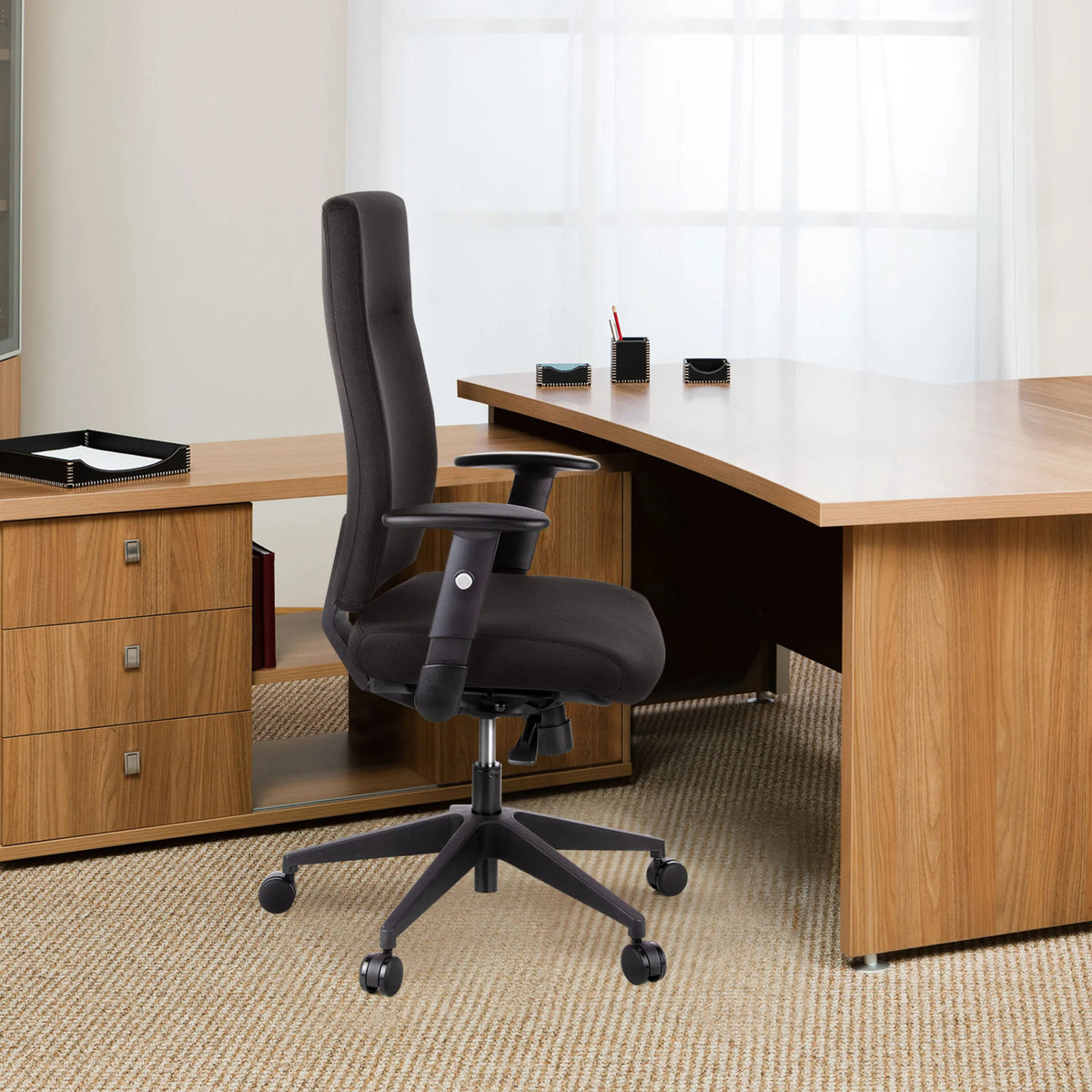 Sedia da ufficio professionale PRO-TEC 300 nera con schienale alto e braccioli di hjh OFFICE
