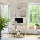Sedia Home Office COSIO II beige con braccioli a una scrivania in una stanza luminosa di hjh OFFICE