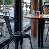 Sedia bistro nera VANTAGGIO BRUSH con schienale curvo a un tavolo rotondo di hjh OFFICE
