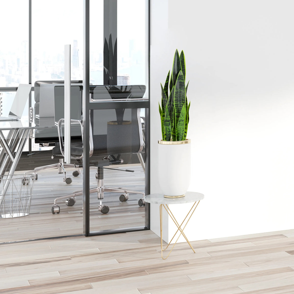 Pianta artificiale verde SANSEVIERIA in un vaso bianco su un tavolino di hjh OFFICE
