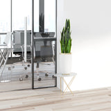 Pianta artificiale verde SANSEVIERIA in un vaso bianco su un tavolino di hjh OFFICE
