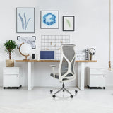 Sedia da ufficio professionale AZURRO WHITE grigia con schienale in rete e braccioli di hjh OFFICE