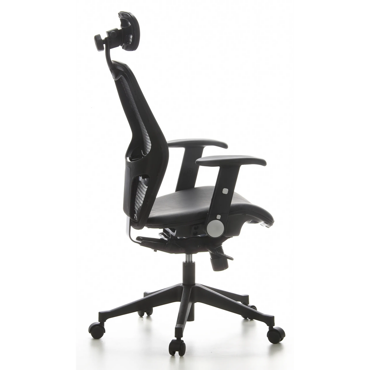 Sedia da ufficio professionale AIR-PORT nera con schienale in rete, seduta in pelle e base a cinque ruote di hjh OFFICE – vista a 360° (profilo laterale 100°)