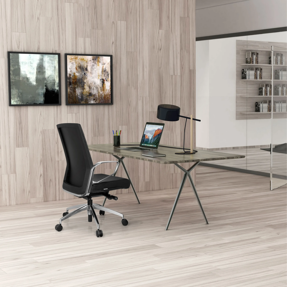 Sedia da ufficio professionale PROVIDER nera con braccioli e rotelle a una scrivania di hjh OFFICE