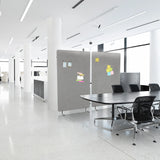 Pareti divisorie FLEXMIUT STAND grigio chiaro con foglietti per appunti in un ufficio di hjh OFFICE