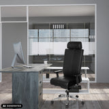 Sedia da ufficio professionale PRO-TEC XXL in pelle nera con poggiatesta a una scrivania di hjh OFFICE (immagine generata dall’IA)