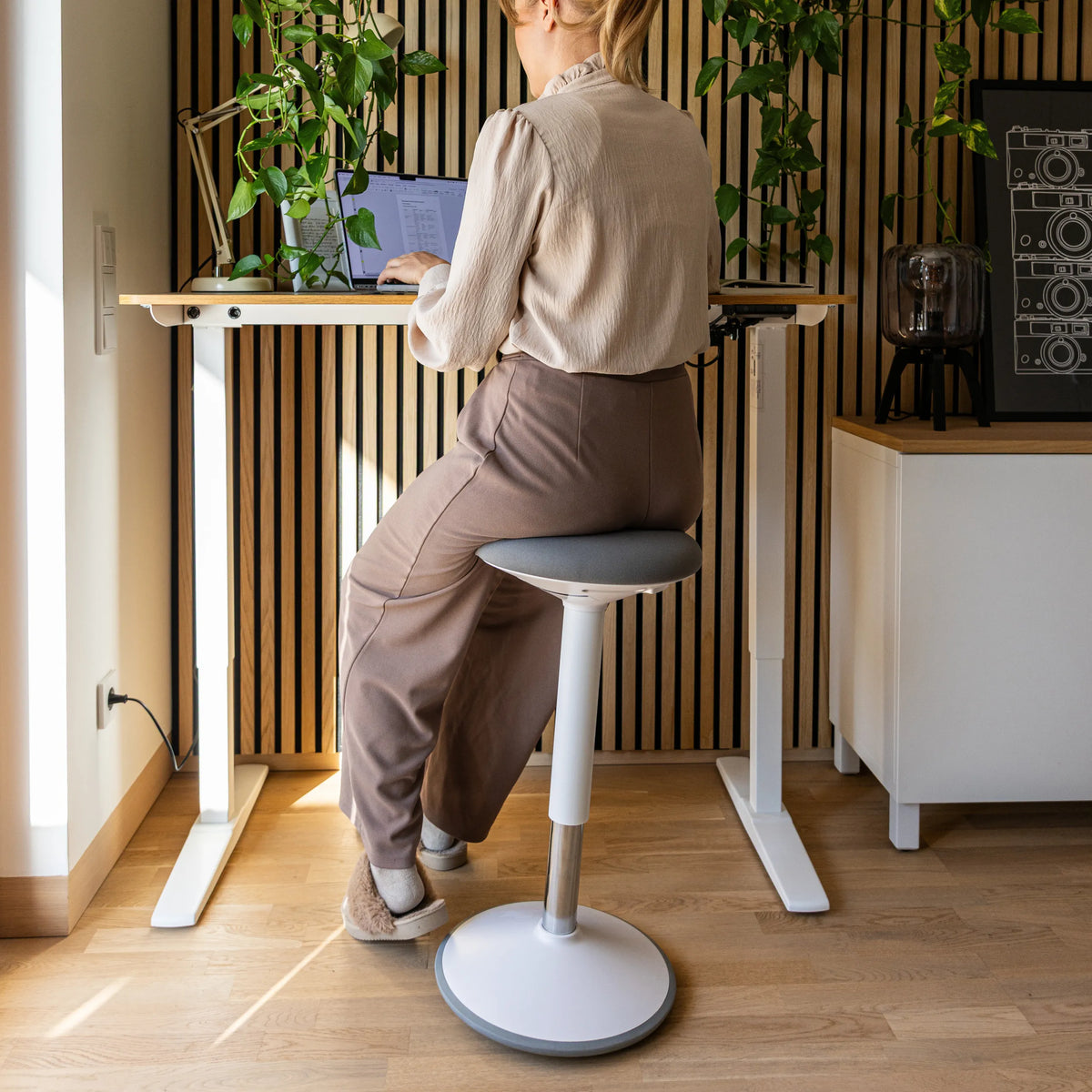 Ausilio per la posizione eretta BALANCE SIT III W in bianco e grigio con seduta rotonda e base per l'home office di hjh OFFICE