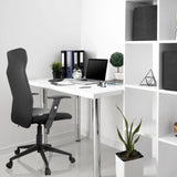 Sedia Home Office ARTON 30 nera con braccioli e rotelle a una scrivania bianca di hjh OFFICE