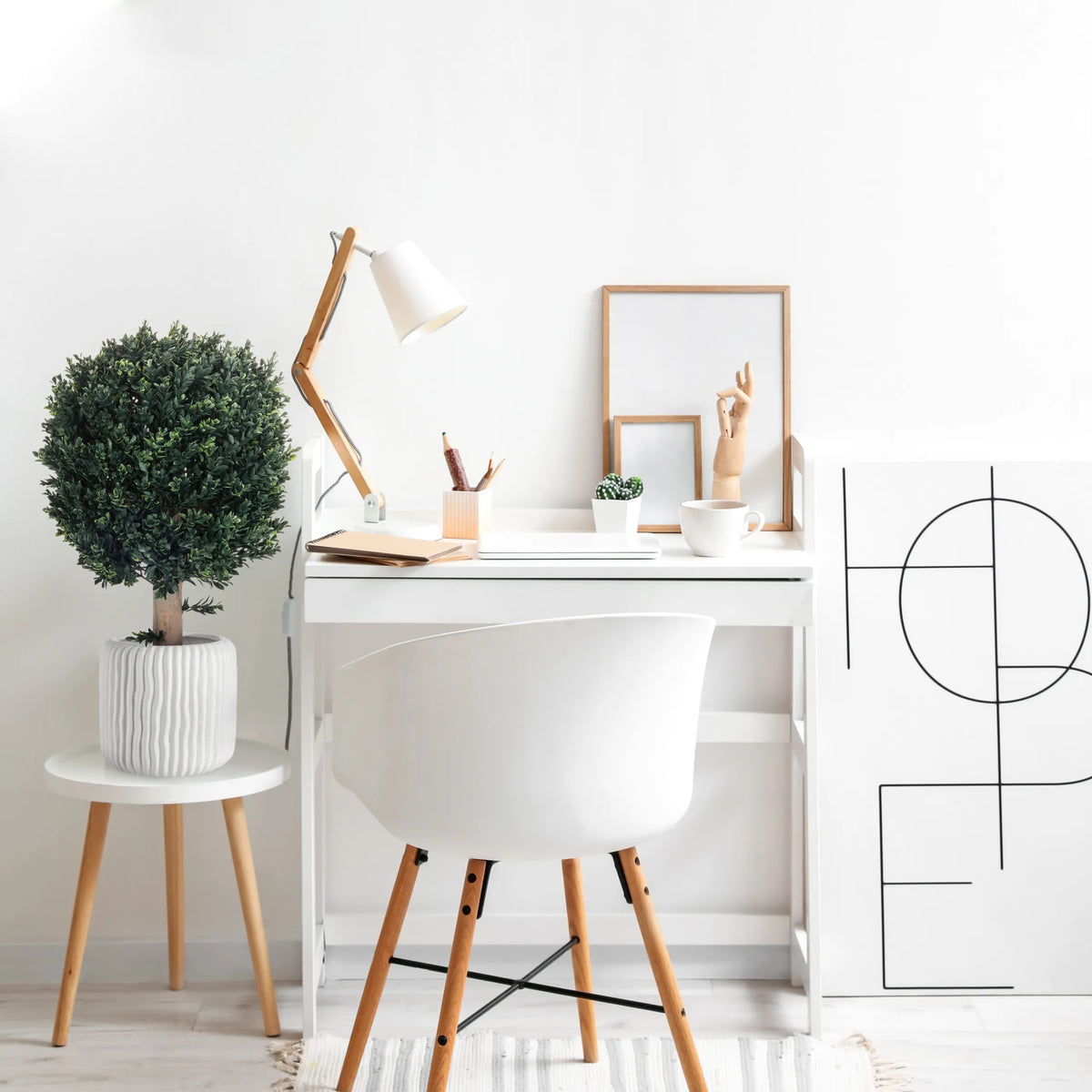 Piante artificiali verdi BUXUS in un coprivaso bianco strutturato su un tavolino di hjh OFFICE