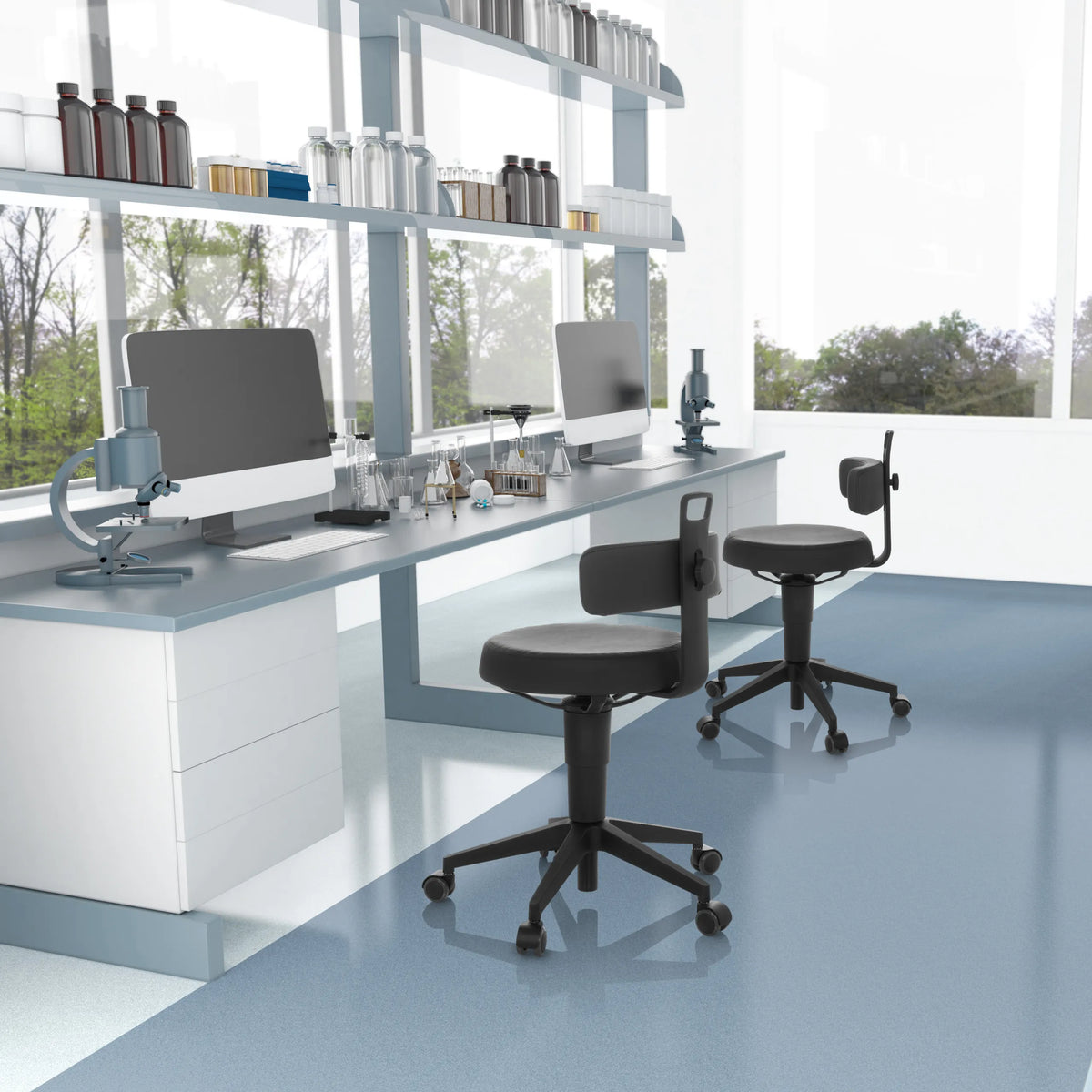 Due sgabelli girevoli TOP WORK FLEX PU neri con rivestimento in ecopelle e ruote a un tavolo da laboratorio di hjh OFFICE
