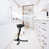 Ausilio per la posizione eretta TOP WORK 33 nero con seduta imbottita e base a stella in un ambiente di sterilizzazione luminoso di hjh OFFICE