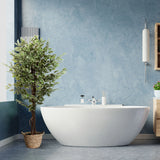 Piante artificiali FICUS in verde con vaso a cesto intrecciato davanti a una parete blu di hjh OFFICE