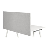 Divisorio per scrivania FLEXMIUT D 120 grigio chiaro mélange su una scrivania bianca di hjh OFFICE – vista a 360° (vista posteriore 180°)