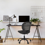 Sedia Home Office CASLA nera con schienale curvo e rotelle davanti a una scrivania di hjh OFFICE
