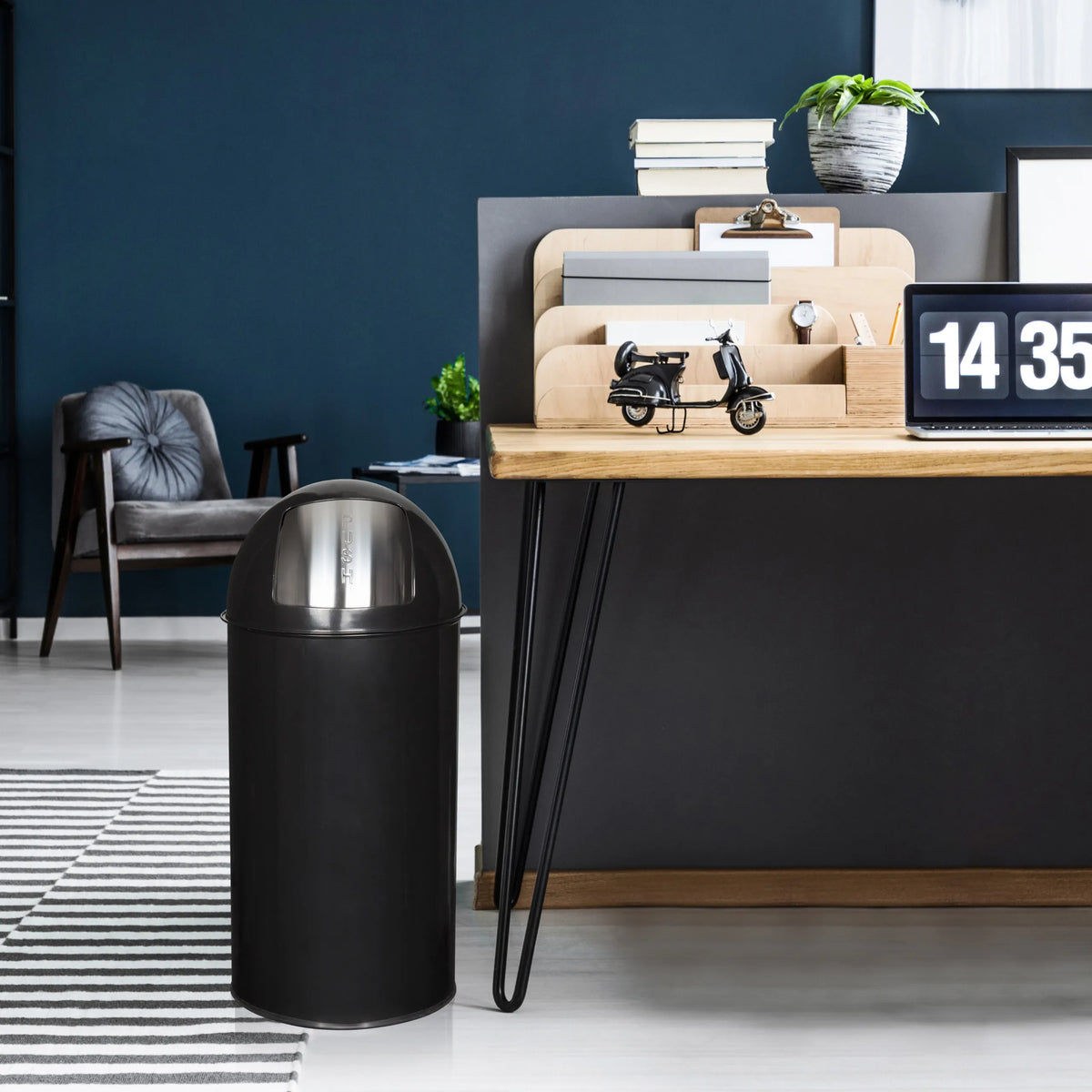 Cestino PUSH 50L nero con capacità di 50 litri e coperchio argento di hjh OFFICE