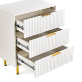 Cassetti aperti con design frontale scanalato della cassettiera Hjelle K in bianco con maniglie dorate di hjh LIVING