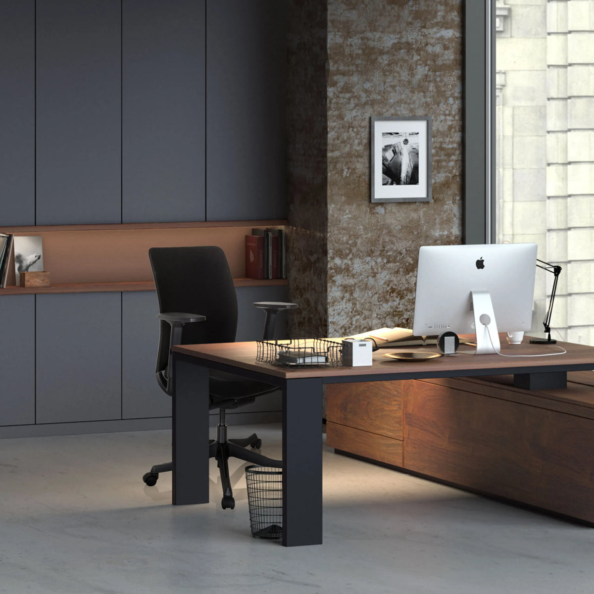 Sedia da ufficio professionale SENATOR in nero a una scrivania in un ufficio arredato in modo moderno di hjh OFFICE