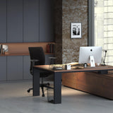 Sedia da ufficio professionale SENATOR in nero a una scrivania in un ufficio arredato in modo moderno di hjh OFFICE