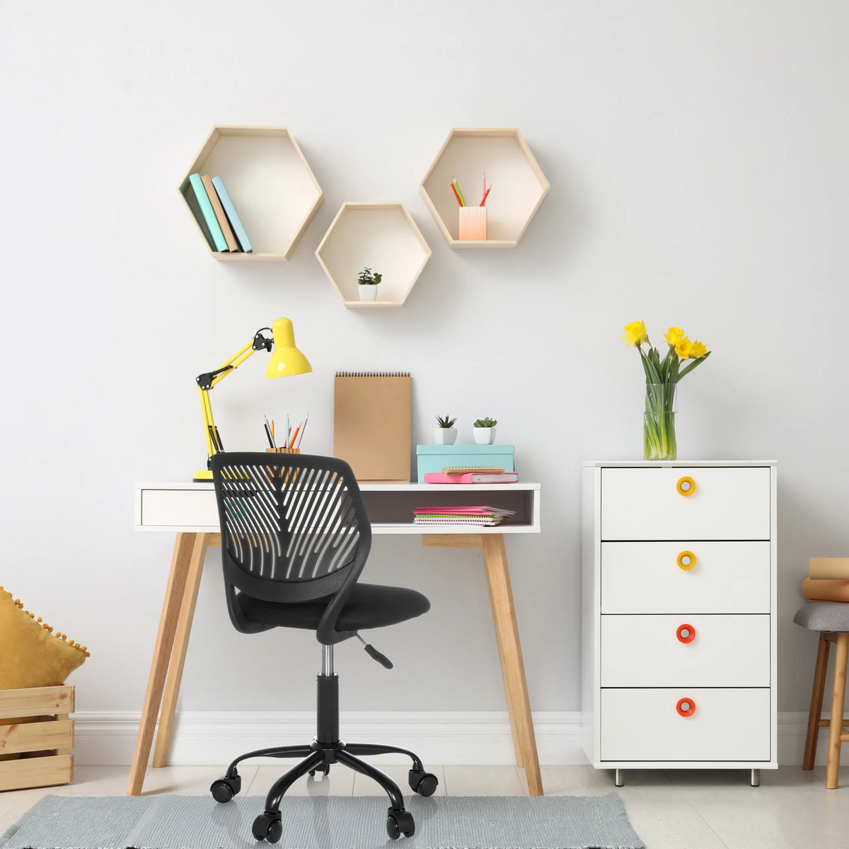 Sedia girevole per bambini KID QB nera con schienale in rete e rotelle di hjh OFFICE