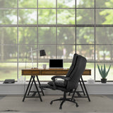 Poltrona Home Office RELAX CL 200 nera in ecopelle a una scrivania di MyBuero