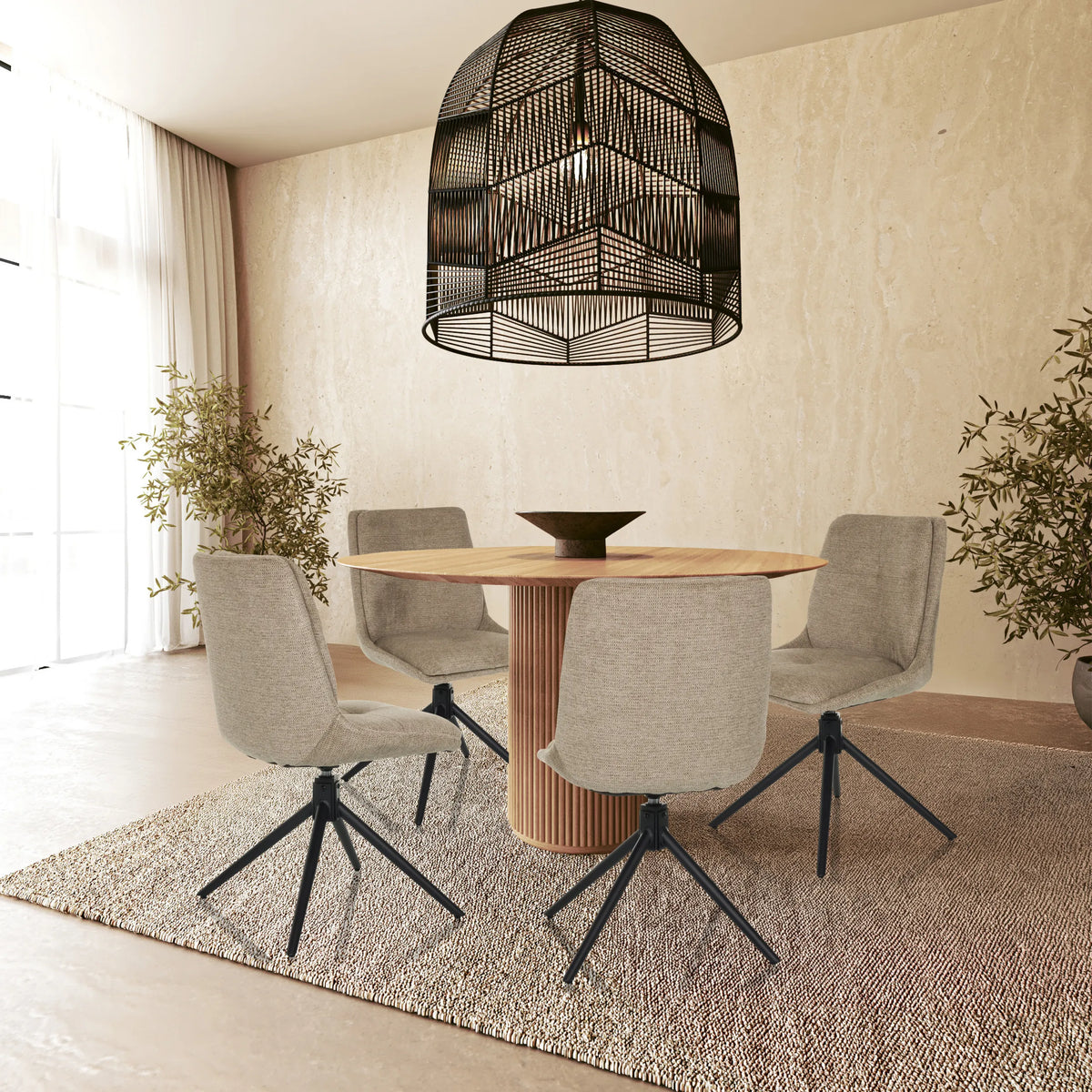 Quattro sedie imbottite TARVISO I beige con basi a stella nere a un tavolo rotondo in legno di hjh LIVING