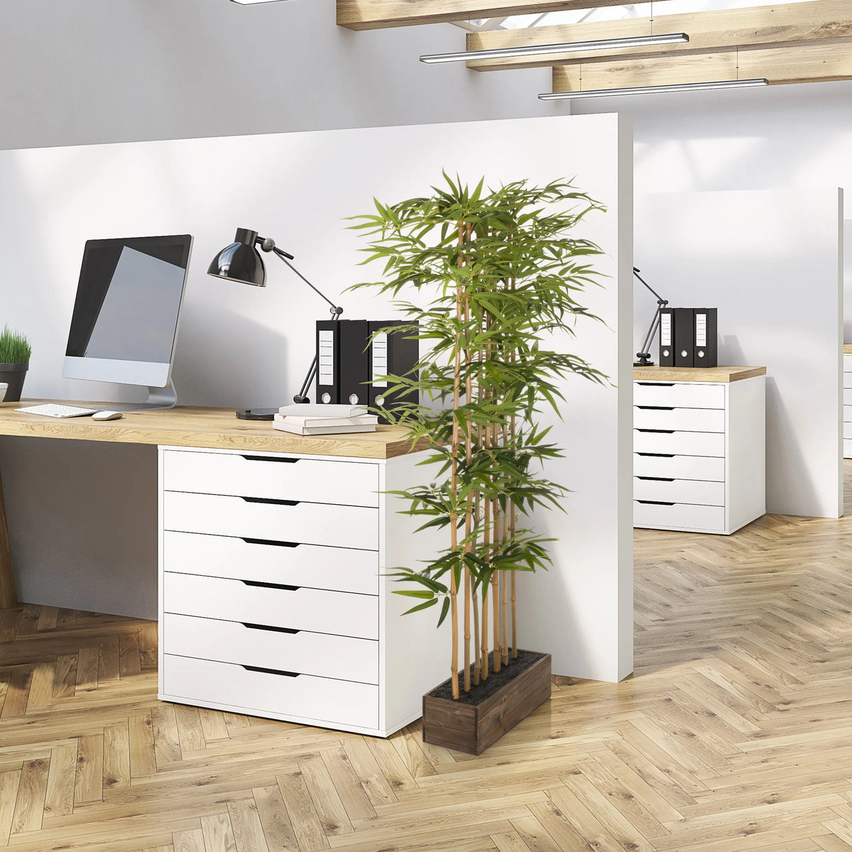 Pianta artificiale verde BAMBUS I in un vaso di legno scuro per l'ufficio di hjh OFFICE