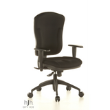 Sedia da ufficio professionale WELLPOINT 30 K2 nera con braccioli e base a cinque ruote di Topstar – vista a 360° (vista frontale a tre quarti 40°)