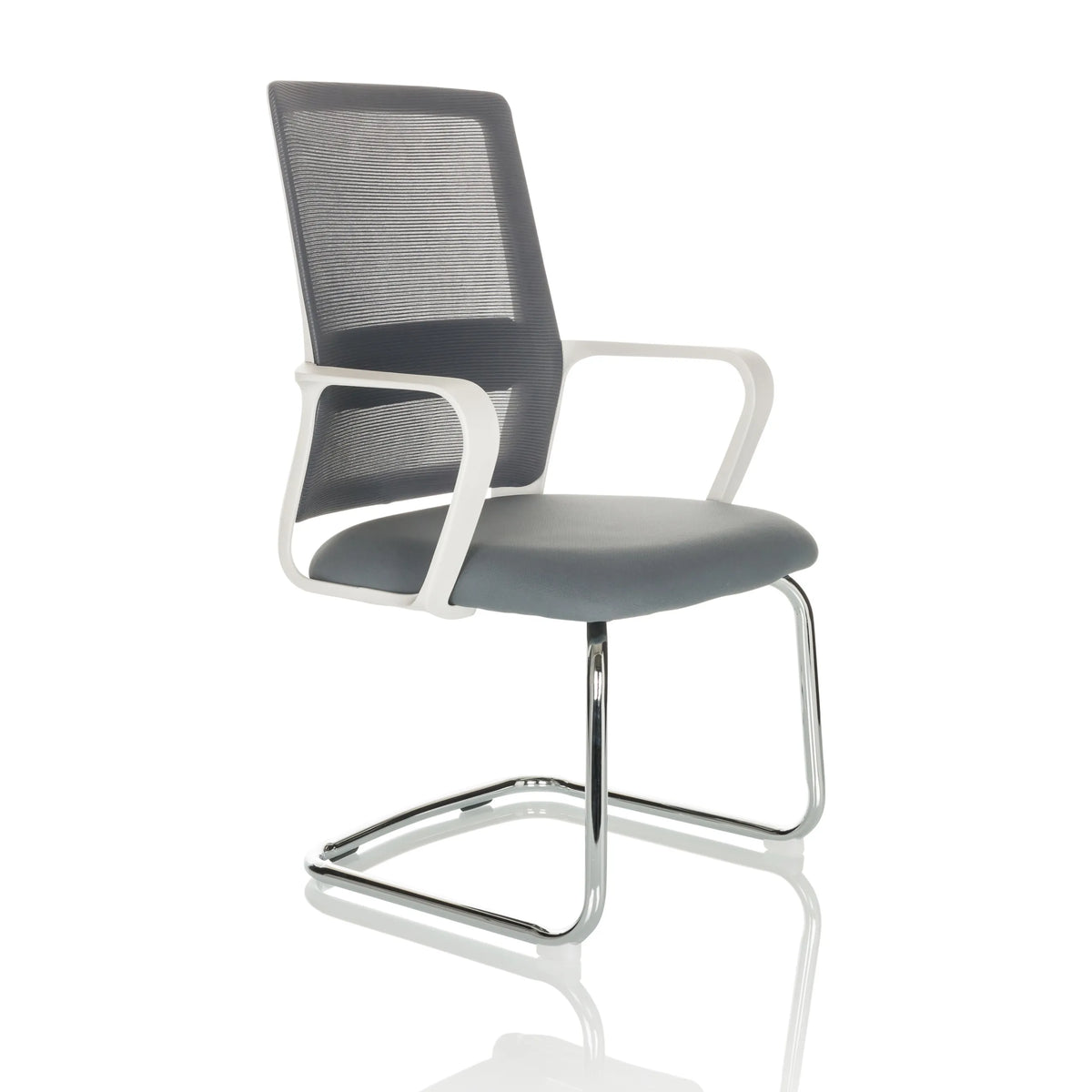 Sedia a sbalzo VISITER W grigia con schienale in rete, braccioli e struttura cromata di hjh OFFICE – vista a 360° (vista frontale a tre quarti 45°)