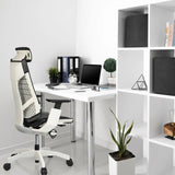 Sedia da ufficio high-end GENIDIA PRO WHITE in bianco e nero a una scrivania bianca in un moderno home office di hjh OFFICE