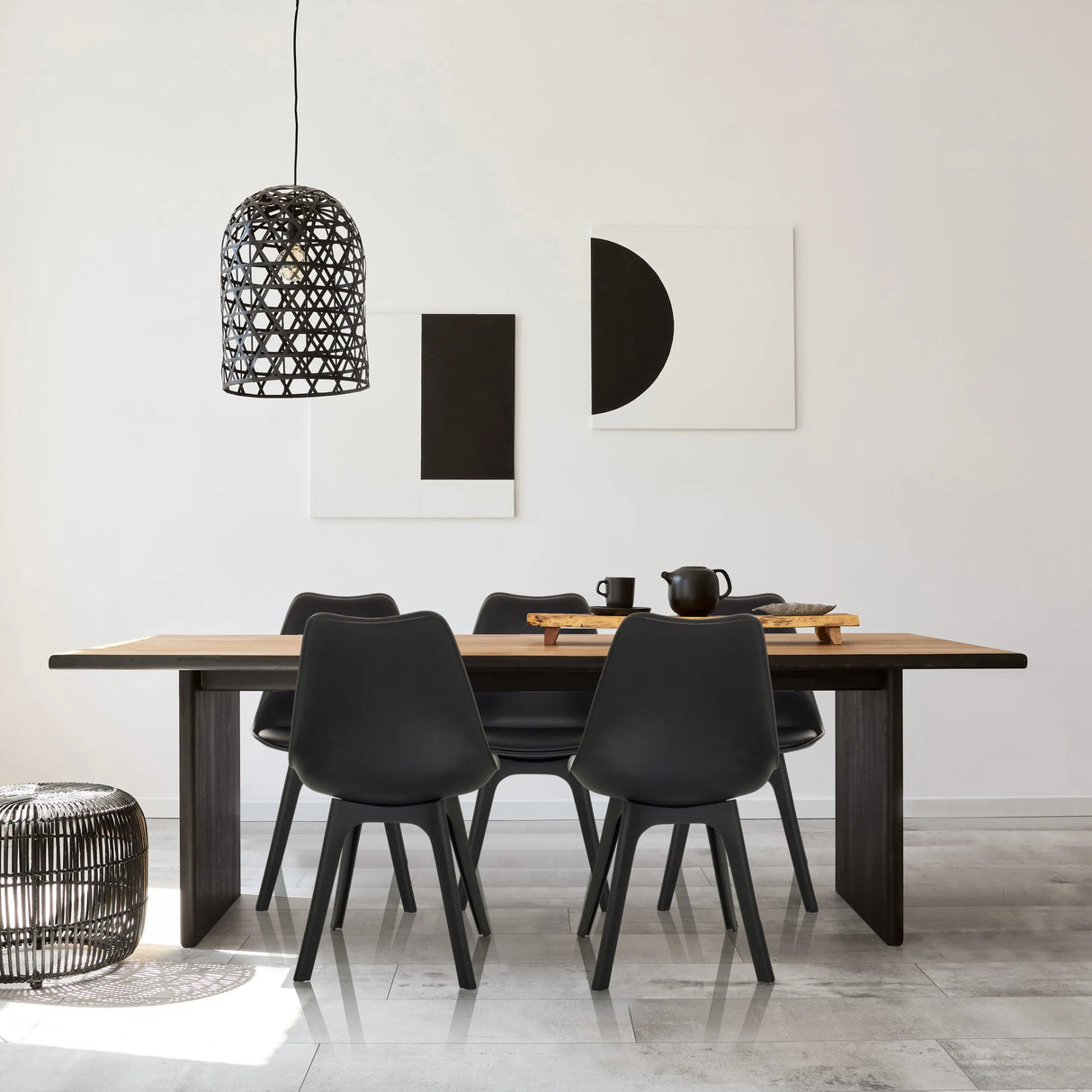 Quattro sedie a conchiglia nere SCANDI P a un tavolo in legno in una stanza moderna di hjh OFFICE