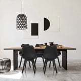 Quattro sedie a conchiglia nere SCANDI P a un tavolo in legno in una stanza moderna di hjh OFFICE