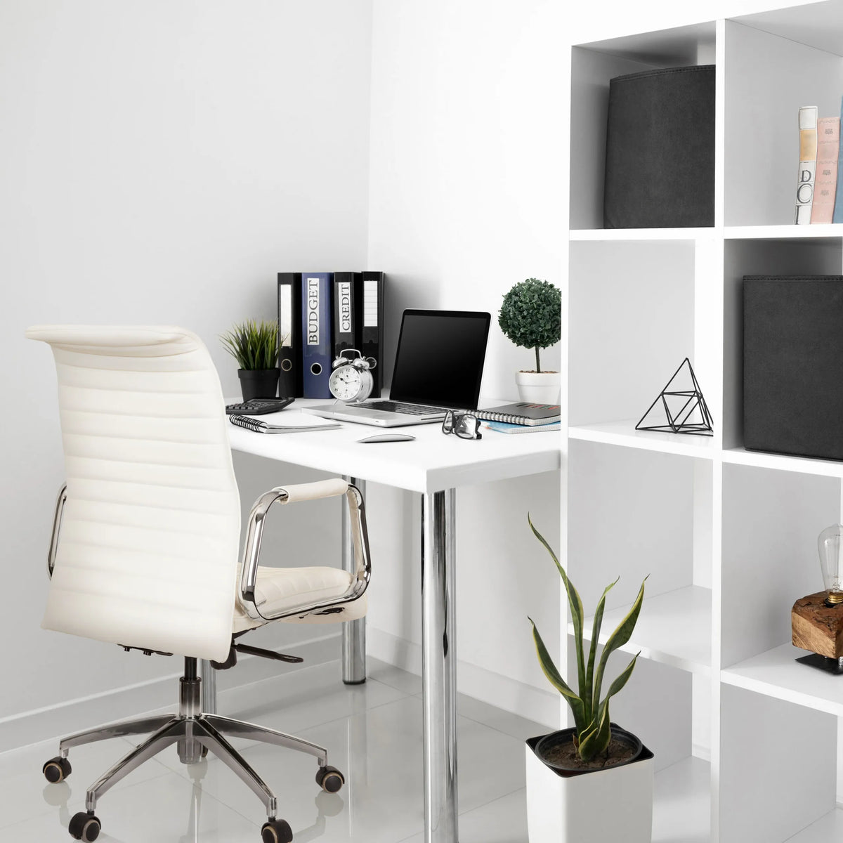 Poltrona professionale ASPERA 10 bianco crema con imbottitura trapuntata e struttura cromata di hjh OFFICE