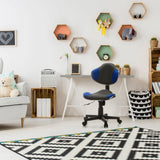 Sedia girevole per bambini KIDDY GTI-2 in grigio e blu con base a rotelle davanti a una scrivania di hjh OFFICE