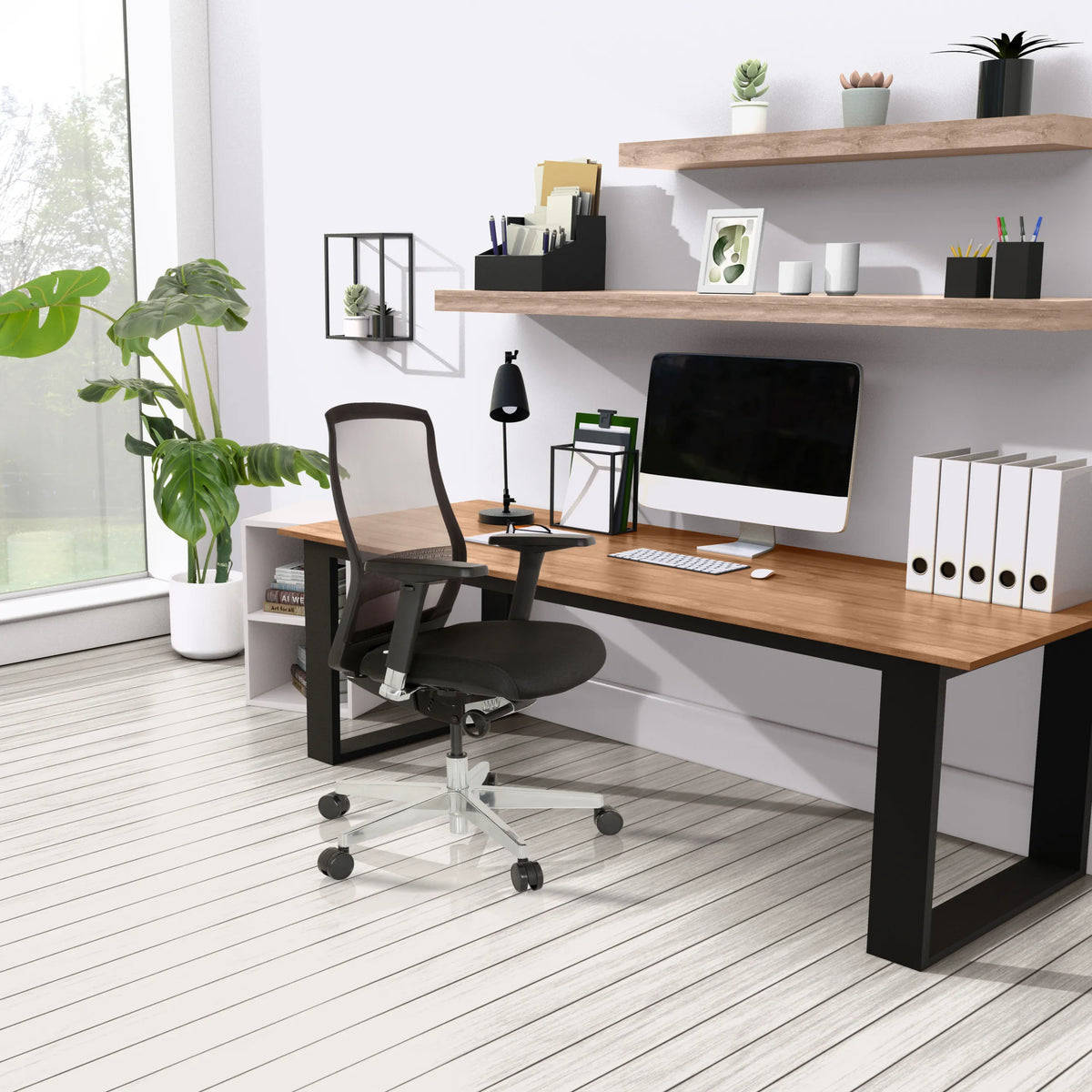 Sedia da ufficio high-end FOUNTAINE in nero a una scrivania in una stanza luminosa di hjh OFFICE