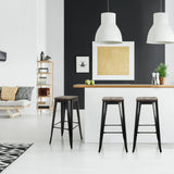 Tre sgabelli da bar VANTAGGIO HIGH WS neri con sedute in legno scuro a un bancone bianco di hjh OFFICE
