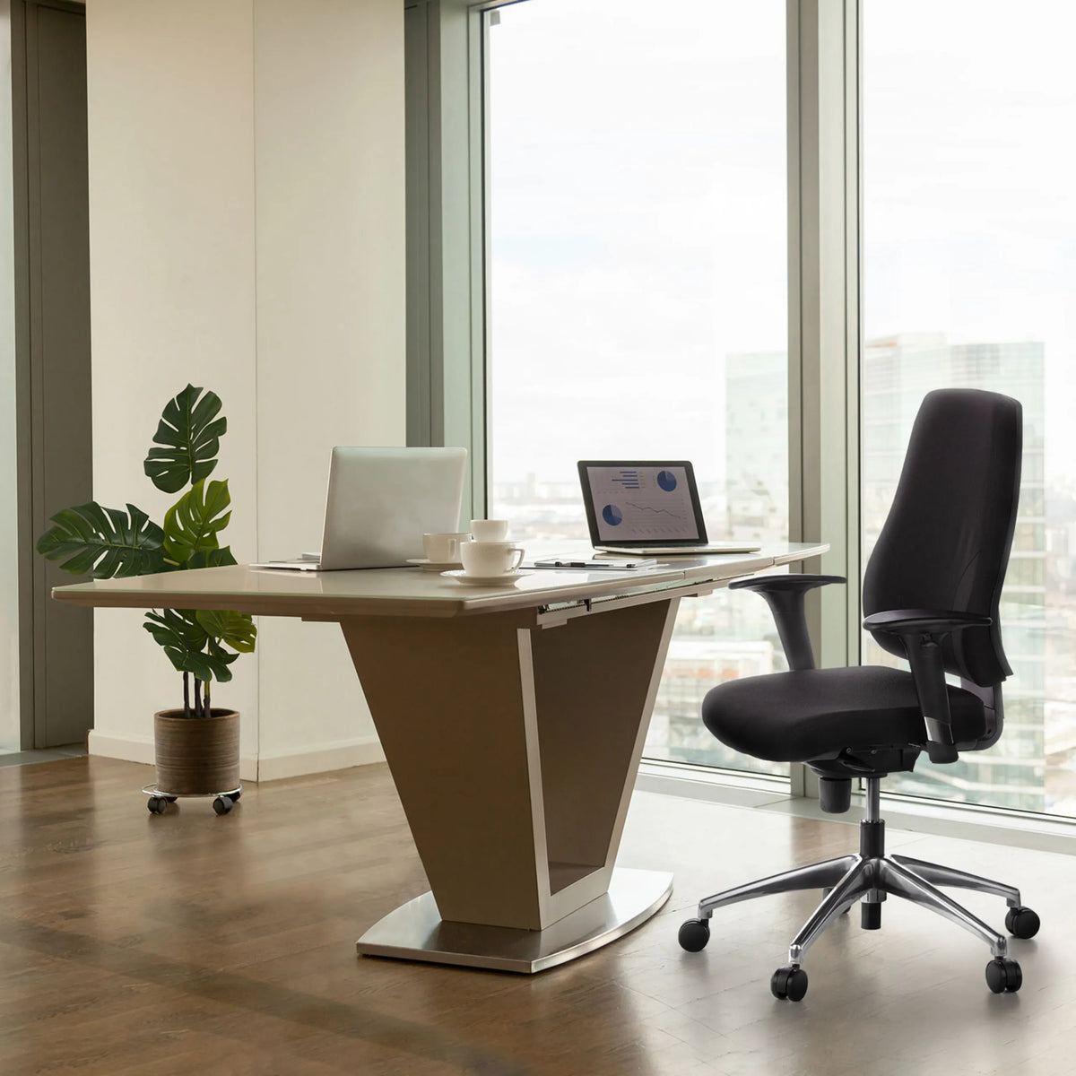Sedia da ufficio professionale PRO-TEC 200 nera con braccioli e rotelle a una scrivania di hjh OFFICE