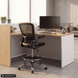 Sedia da banco VENDO WORK nera con poggiapiedi a una scrivania di hjh OFFICE (immagine generata dall’IA)